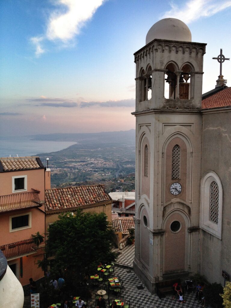 This image has an empty alt attribute; its file name is anna-biasoli-KtT3SiarRT0-unsplash-768x1024.jpg