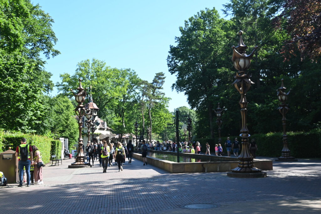 people at the entrance to Efteling, walking by a small pond